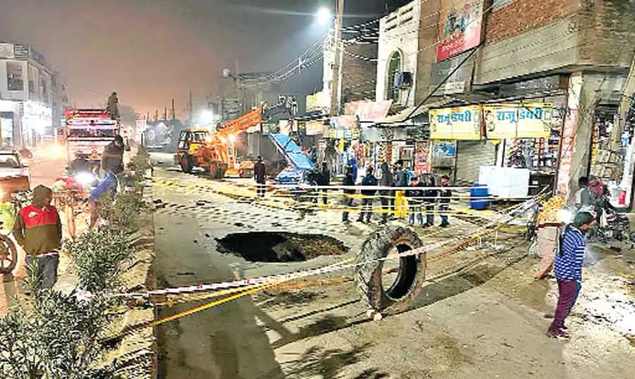 रानियां रोड़ पर धंसी सड़क का गोविंद कांडा ने लिया संज्ञान