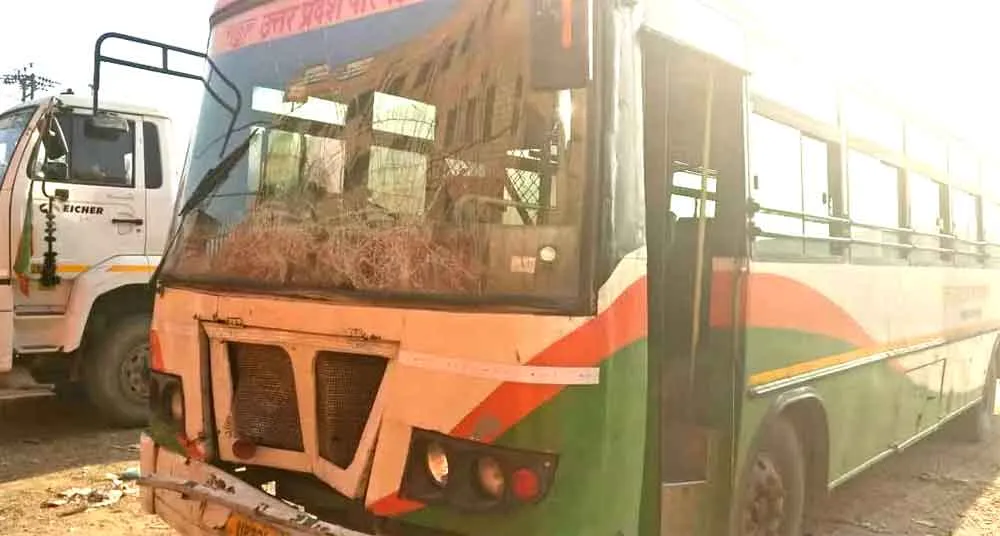 रोडवेज की बस की चपेट में आने से एक कंपनी के 4 कर्मचारियों की दर्दनाक मौत, तीन गंभीर रूप से घायल
