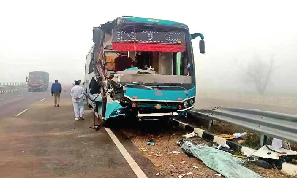 ट्रक-बस की टक्कर में बस के कंडक्टर की मौत, 14 घायल