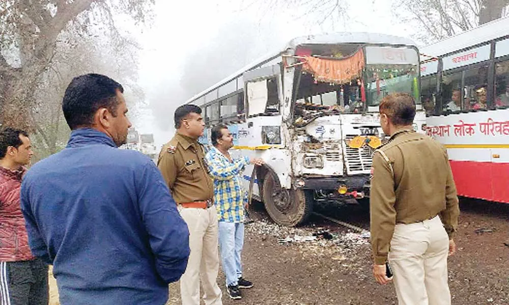कोहरे के कारण तीन वाहनों में भिड़ंत, कोई हताहत नहीं, तीनों वाहनों का भारी नुकसान