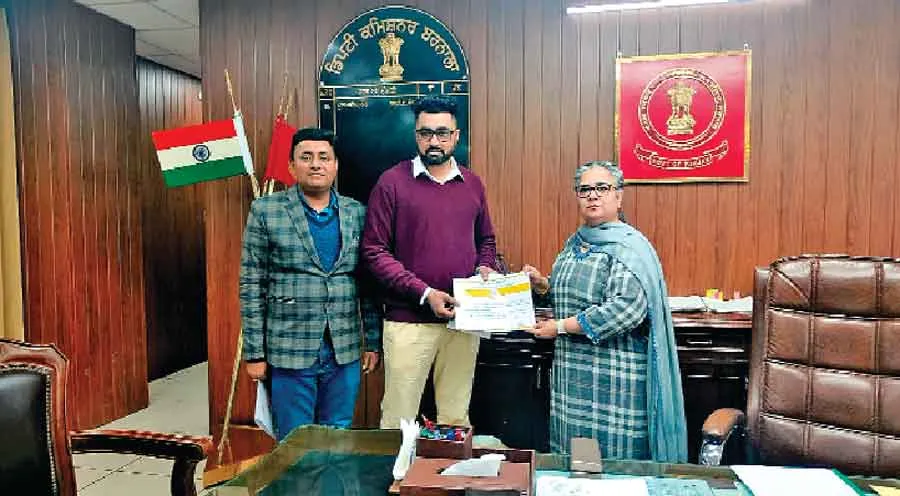 सांझ केन्द्र में लोगों के पेंडिंग पड़े कार्यों समय पर किया पूरा