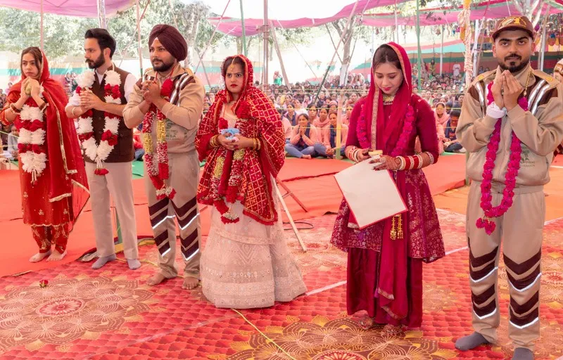 पहले दिन इन नवविवाहित जोड़ों ने लिया लिखित संकल्प