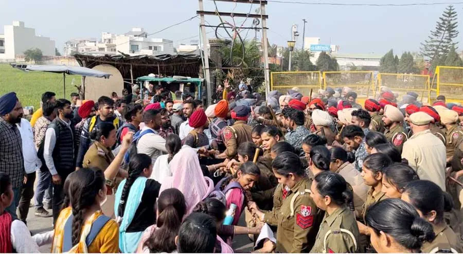 सीएम आवास के बाहर ईटीटी बेरोजगार अध्यापकों का हल्लाबोल, पुलिस से हुई झड़प