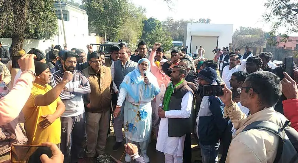सरपंचों को हिरासत में लेने से रोषित ग्रामीणों ने घेरा थाना, किया रोड जाम