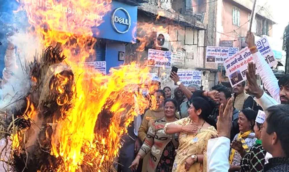 सरसा में आम आदमी पार्टी ने फूंका अडानी का पुतला
