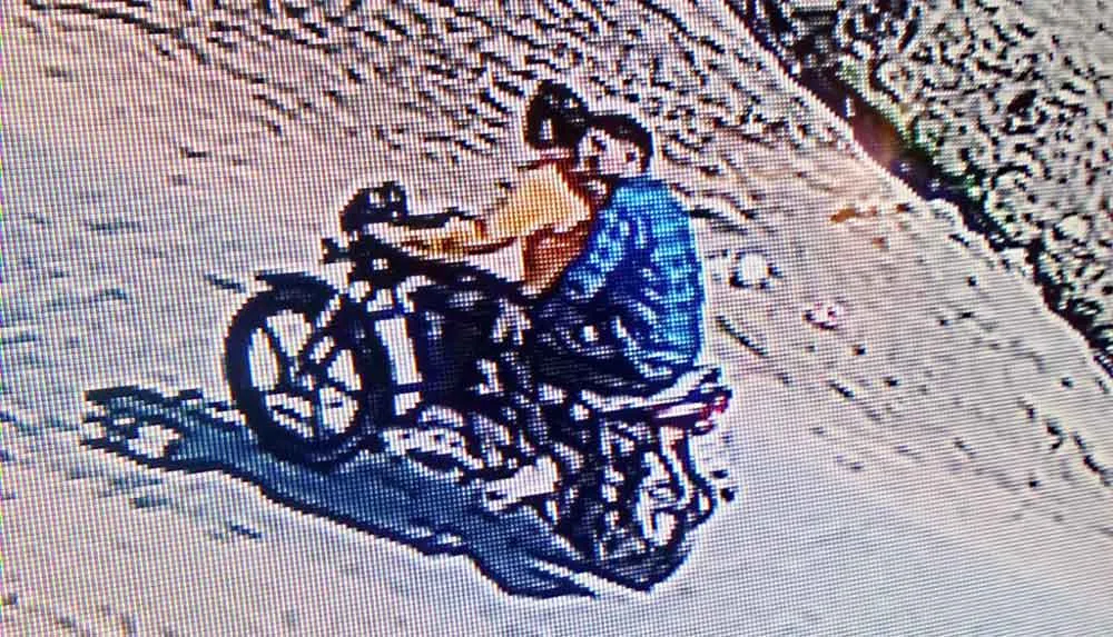 महिला के कान की बालियां छीन फरार हुए दो बदमाश