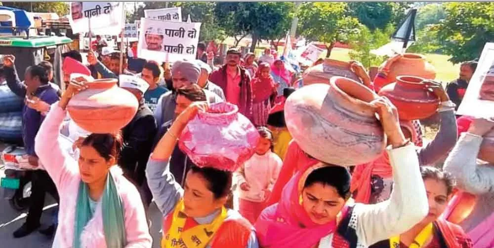 चतरगढ़पट्टी स्थित वार्ड नंबर दो व तीन में पानी की भारी किल्लत