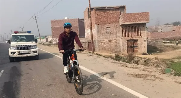 साइकिल से कैराना पहुंच गए एसपी अभिषेक झा, मचा हड़कंप