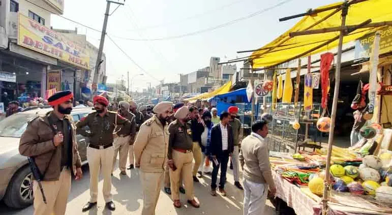 नगर निगम और सिटी पुलिस की संयुक्त कार्रवाई के दौरान उठवाया सामान