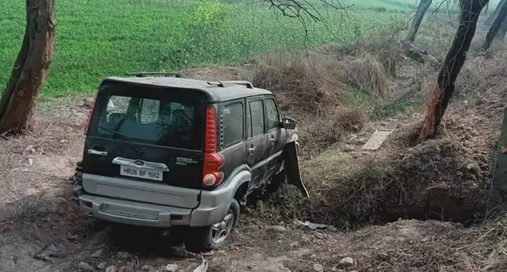 स्कार्पियो ने सड़क किनारे खड़े दो युवकों रौंदा, एक की मौत, चार घायल
