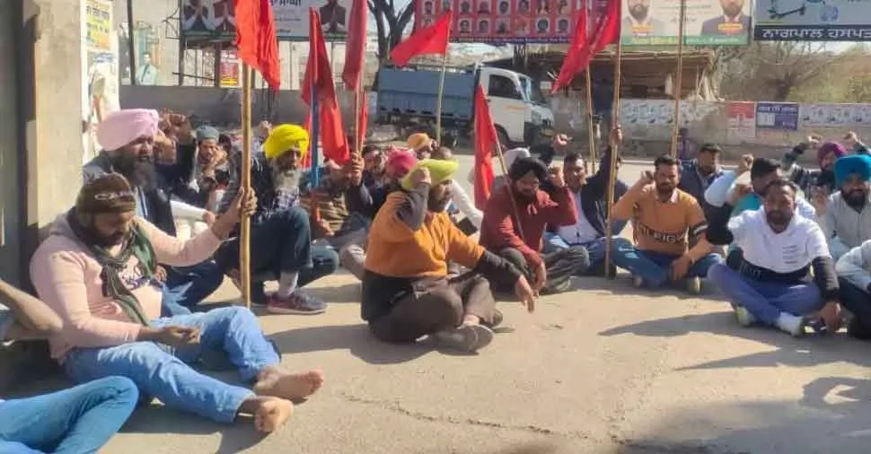 घायल बिजली कर्मचारी का नहीं करवाया इलाज