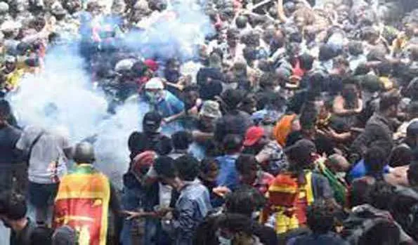 श्रीलंका में विरोध प्रदर्शन के दौरान पुलिस से झड़प में एक दर्जन से अधिक घायल