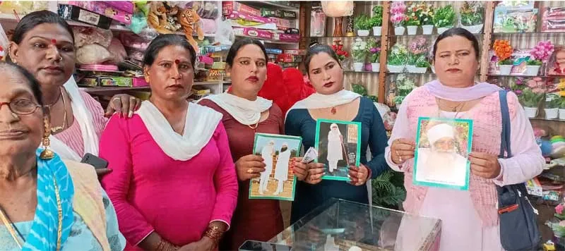 सुखदुआ समाज ने पूज्य गुरुजी को दी रंगों के त्योहार होली की बधाई
