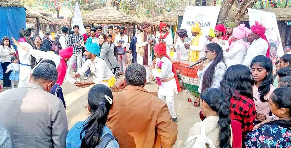हरेंद्र व भीम के नगाड़ा/बांसुरी की धुनों पर झूम रहे पर्यटक