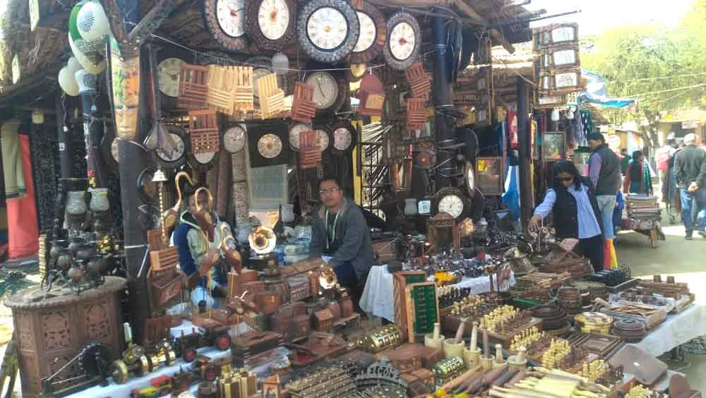 पर्यटकों को खूब लुभा रही वुड कार्विंग कला