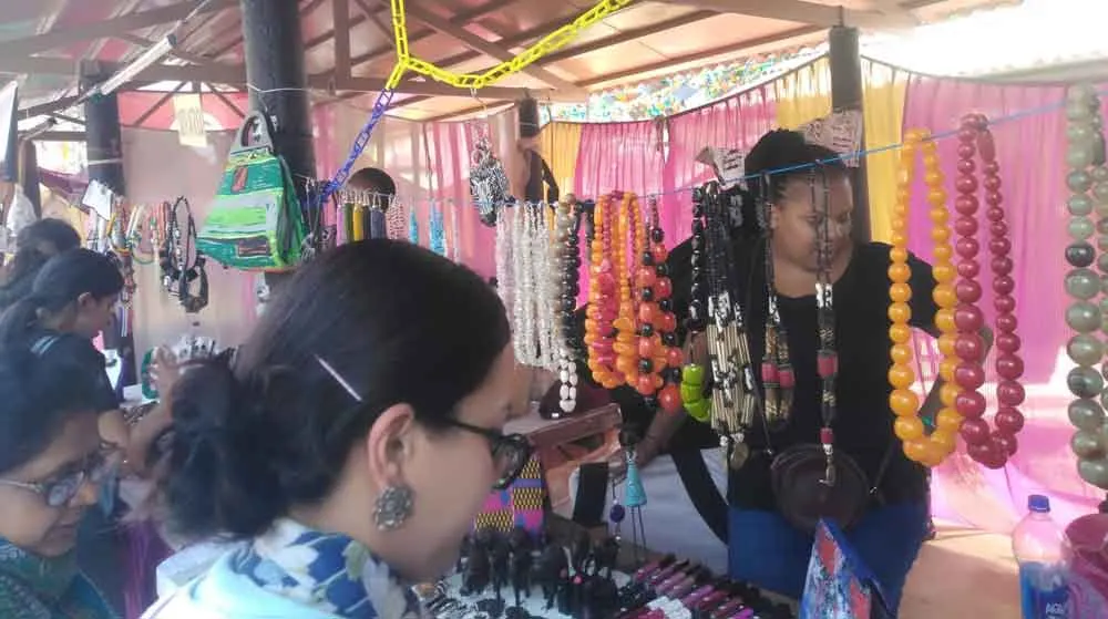 पर्यटकों के आकर्षण का केन्द्र बने जोहंसबर्ग के शिल्पियों के उत्पाद