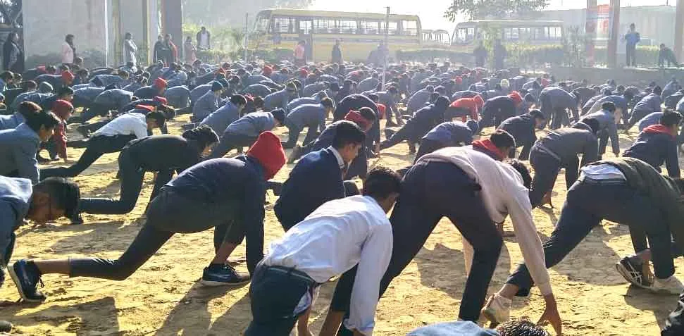विद्यार्थियों ने सूर्य नमस्कार कर सीखे स्वस्थ रहने के गुर