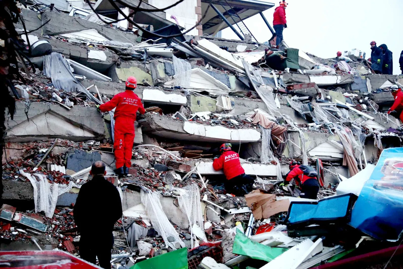 कमरे में पड़े 25 शव, लाशों से लिपटकर रोता शख्स’…