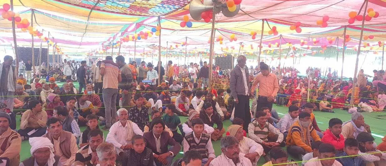 फिरोजाबाद : भारी तादाद में पहुंची संगत, भजन पर नाचते डेरा श्रद्धालु