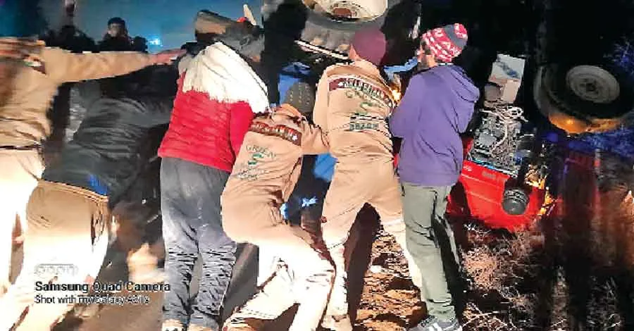 ट्रैक्टर के नीचे दबे युवक को निकाला बाहर, पहुंचाया अस्पताल