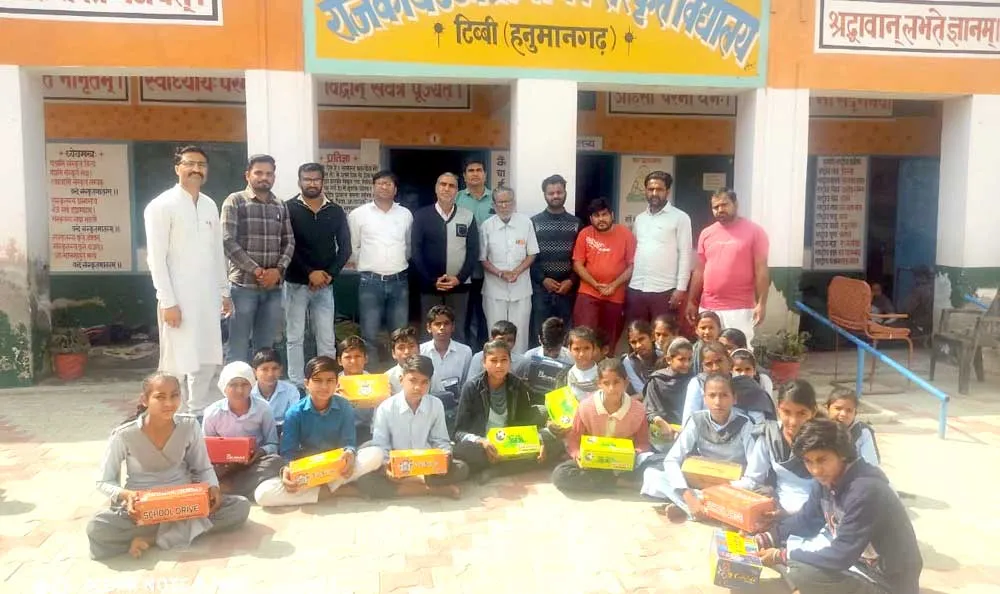 सेवादारों ने स्कूली बच्चों को वितरित किए शूज