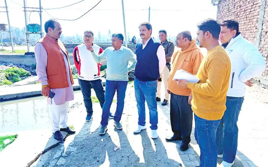 मेयर मदन चौहान ने अधिकारियों के साथ कॉलोनियों का किया निरीक्षण