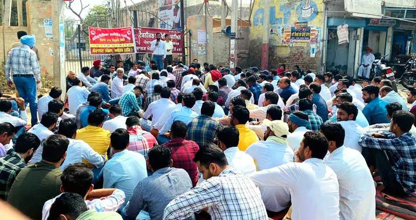 बिजली बोर्ड कर्मचारियों ने गेट के समक्ष लगाया धरना