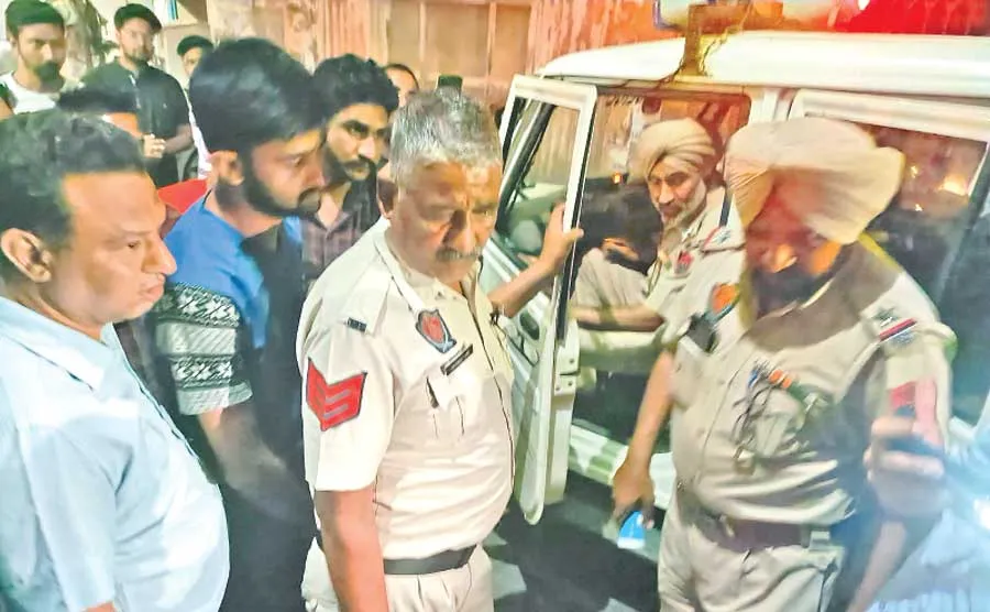 अपराध: मोबाइल झपटमार एक युवक को लोगों ने दबोचा, दो फरार