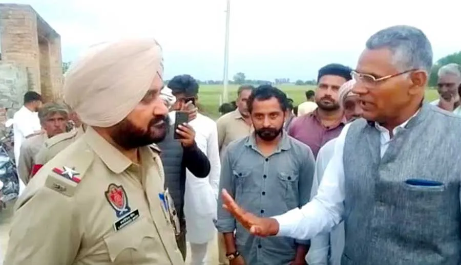 करंट वाली तार की चपेट में आने से गाय की मौत
