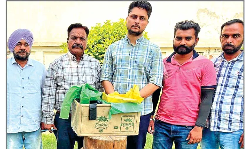 नगर निगम ने करियाणा दुकान से बरामद किया प्रतिबंधित पॉलीथीन