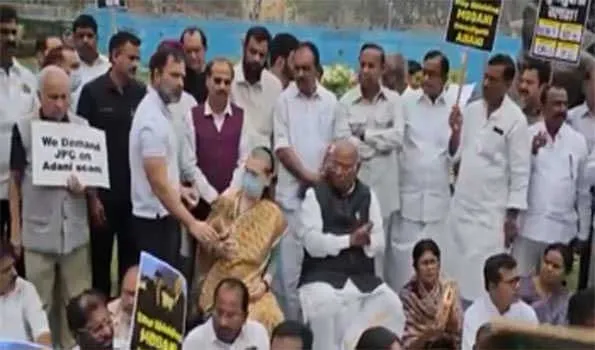 अदानी मामला: विपक्ष ने गांधी प्रतिमा के सामने धरना दिया