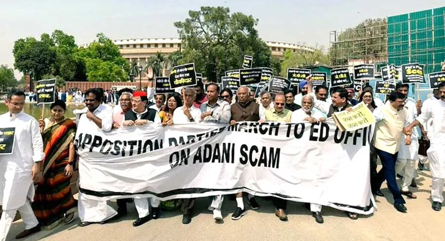 अदानी समूह के खिलाफ विपक्ष के 16 दलों का पैदल मार्च