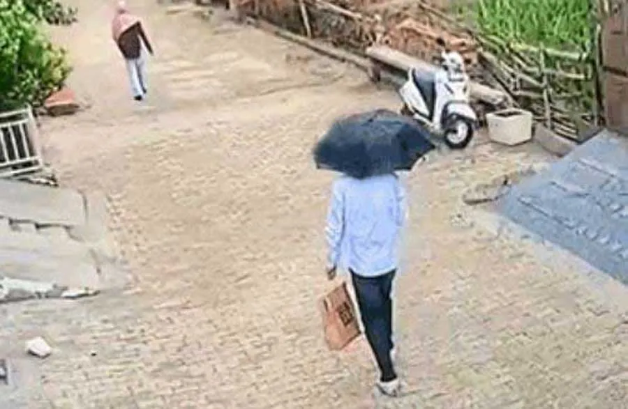 छाता लिए नजर आया भगोड़ा अमृतपाल, पुलिस ने की ताबड़तोड़ कार्रवाई