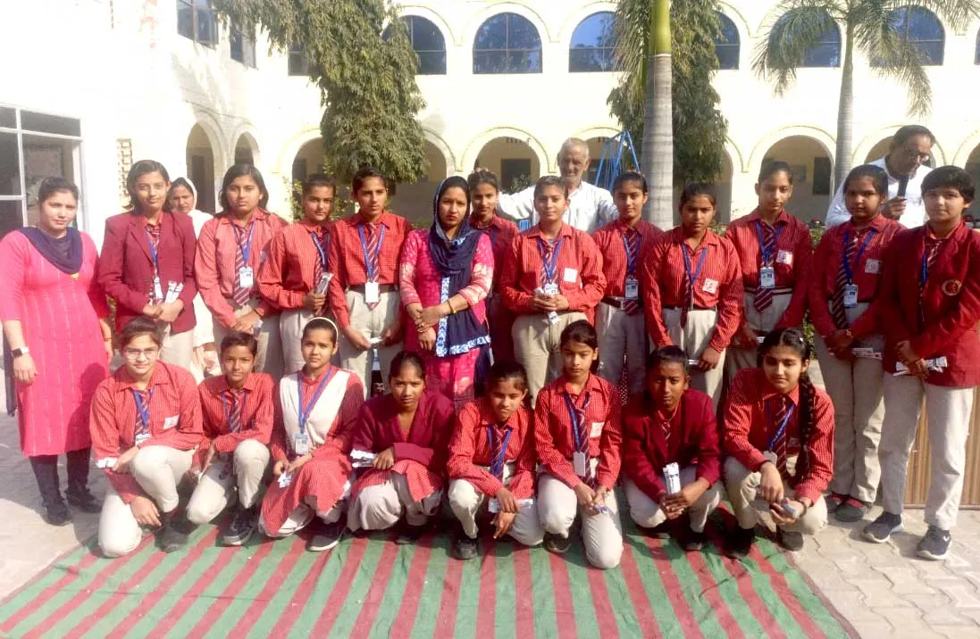 उत्कृष्ट प्रदर्शन करने वाले विद्यार्थियों को किया सम्मानित