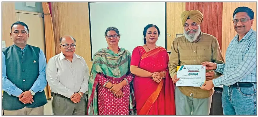 सरकारी स्कूलों में अधिक दाखिले करवाने वाले प्रिंसीपल सम्मानित