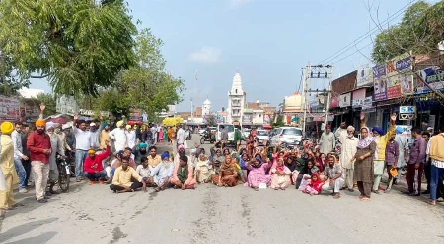 डिपो से राशन न मिलने पर लोगों ने किया हाईवे जाम, नारेबाजी