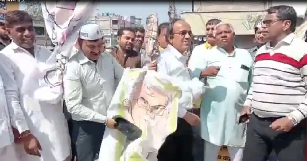 सरपंचों के पक्ष में सडकों पर उतरी आपशहर में विरोध प्रदर्शन कर फूंके सीएम व डिप्टी सीएम के पुतले