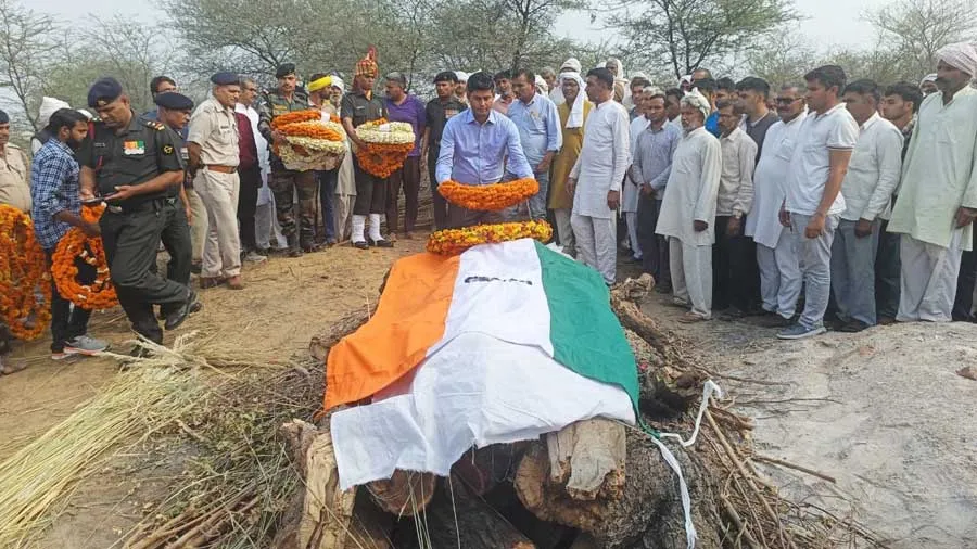 सैनिक सम्मान के साथ गमगीन माहौल में दी सूबेदार राजेश कुमार को दी अंतिम विदाई
