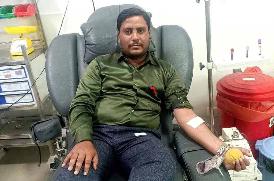 सड़क हादसे में जख्मी मरीज़ के लिए रक्तदान किया