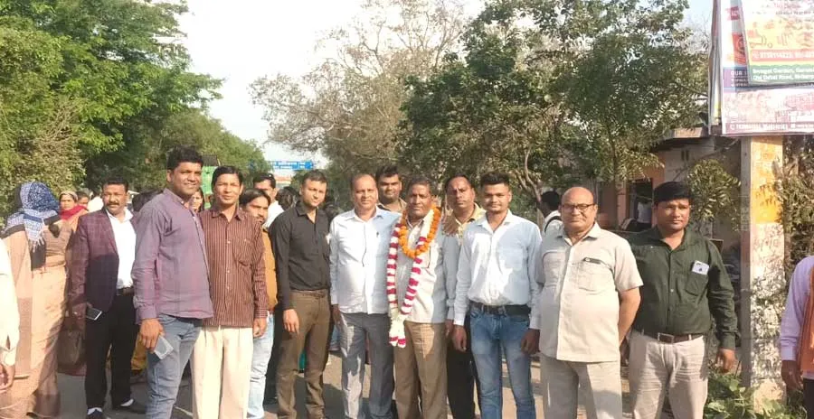 राजस्व निरीक्षक सतीश कुमार लोधी का तहसील में हुआ विदाई समारोह आयोजित