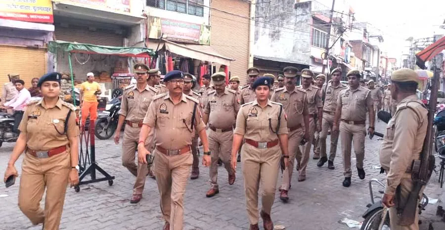 महिला व बालिकाओं को सुरक्षा का एहसास दिलाने के लिए रोड पर निकला पुलिस बल