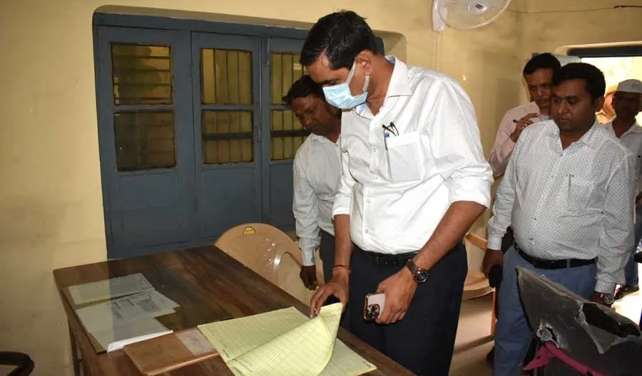 डीएम ने खण्ड विकास कार्यालय का किया औचक निरिक्षण