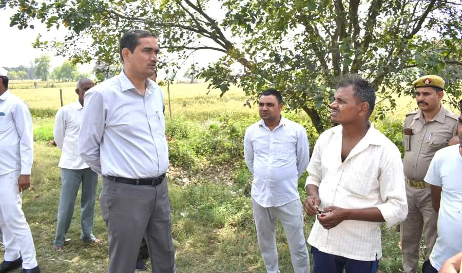 बेमौसम बरसात में फसलों के हुए नुकसान का जायजा करने ग्रामीण क्षेत्र में पहुंचे डीएम