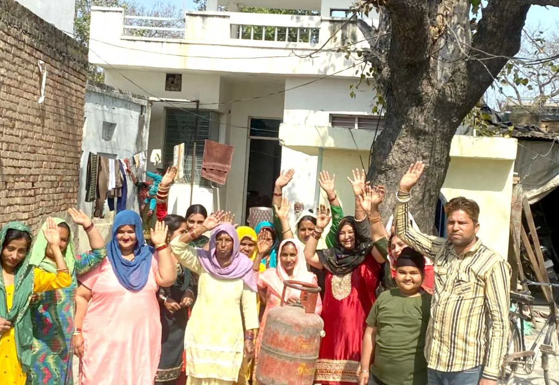 रसोई गैस सिलेंडर की मूल्यवृद्धि के खिलाफ कांग्रेस का प्रदर्शन