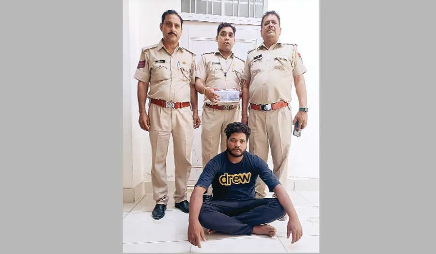 दंपत्ति के घर में रात को डकैती का एक और आरोपी अवैध पिस्तौल सहित गिरफ्तार, एक अभी भी फरार