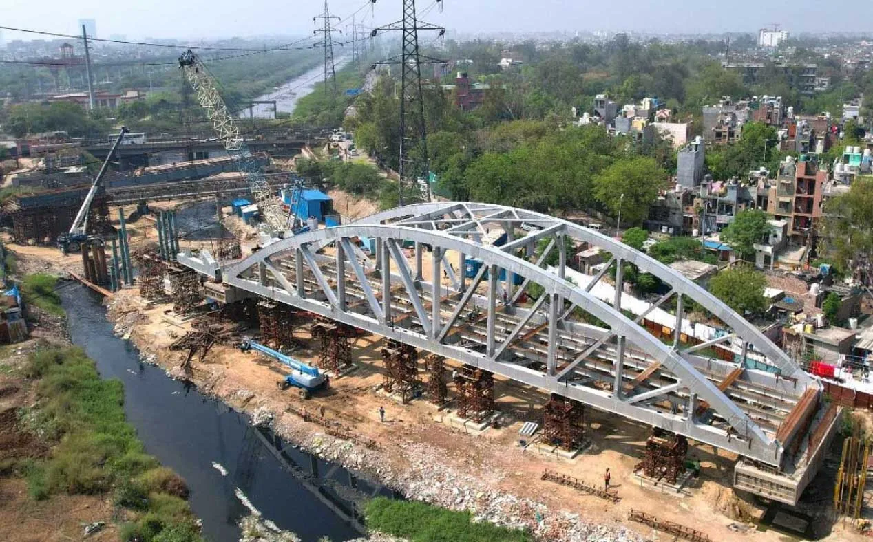 दिल्ली-गाजियाबाद-मेरठ आरआरटीएस कॉरिडोर पर दिल्ली में 350 मीटर में 6 स्टील स्पैन  रखने  की प्रक्रिया शुरू 