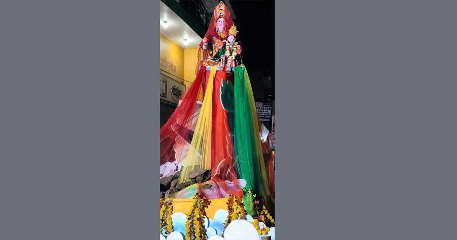 आकर्षक ढंग से सजाई गई होलिका