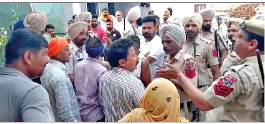 ग्रामीणों ने पुलिस पर बरसाई ईंट, पत्थर और लाठियां, वर्दी भी फाड़ी