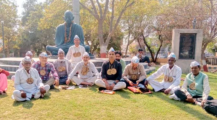 बाजरे की रोटी की माला पहन किया प्रदर्शन