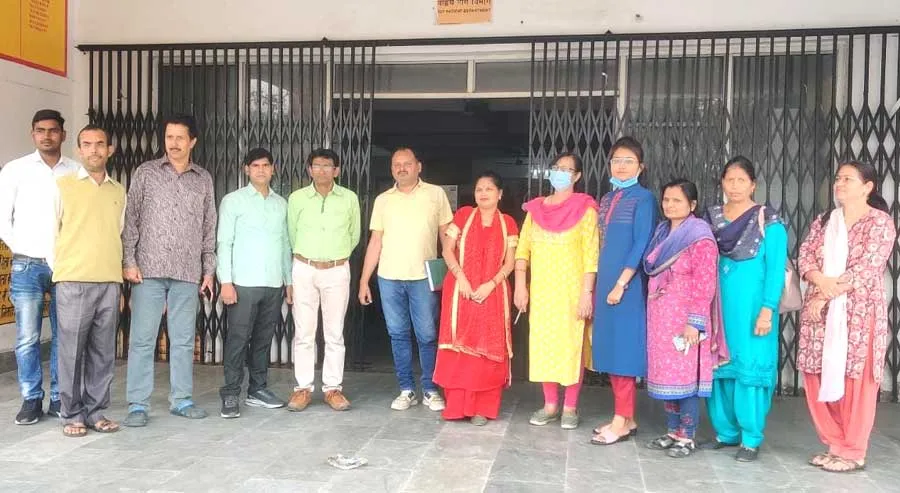 वेतन न मिलने से नाराज कर्मचारियों ने सीएचसी में किया प्रदर्शन